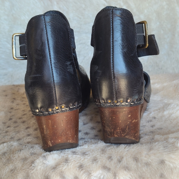 Chic Black Leather Wedge Sandals - Picture 5 of 7